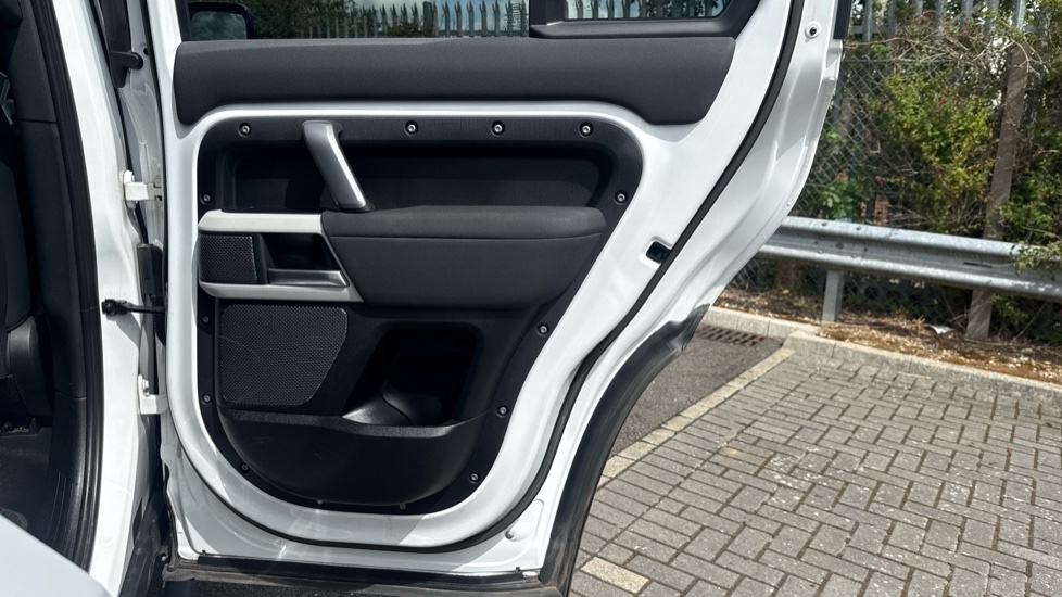 Land Rover Defender 3.0 D250 X-Dynamic S 110 5dr Auto Diesel Estate - Image 32