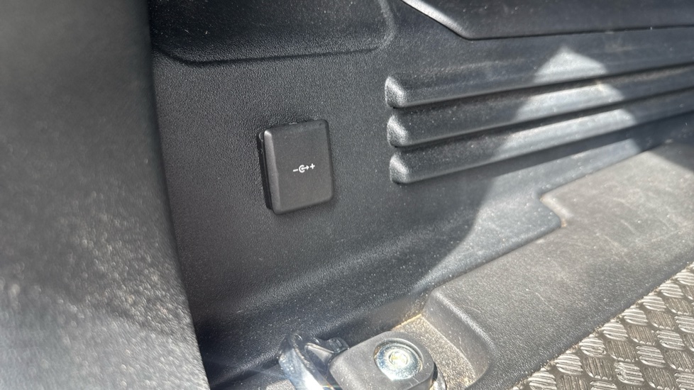 Land Rover Defender 3.0 D250 X-Dynamic S 110 5dr Auto Diesel Estate - Image 33