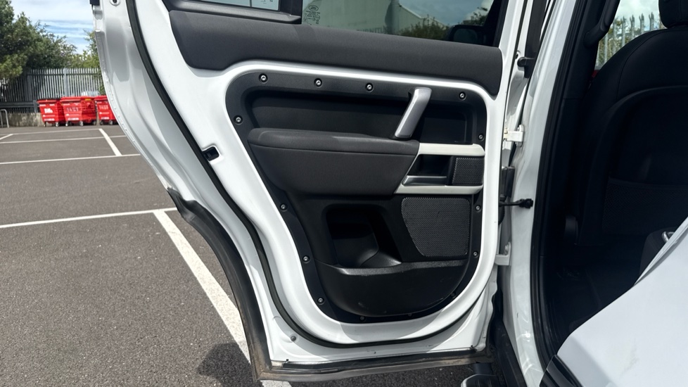 Land Rover Defender 3.0 D250 X-Dynamic S 110 5dr Auto Diesel Estate - Image 34
