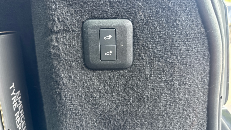 Land Rover Range Rover Sport 2.0 P400e HSE Dynamic Black 5dr Auto Estate - Image 35