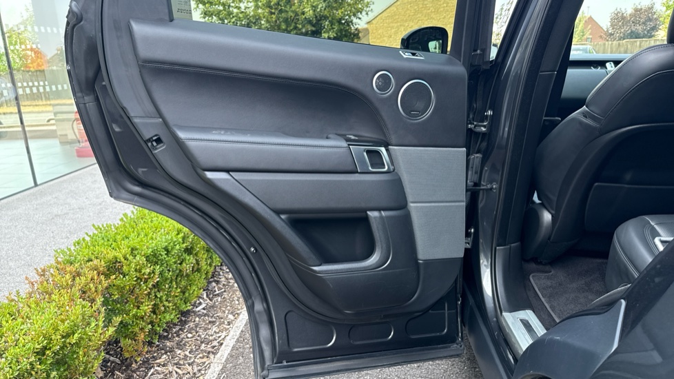 Land Rover Range Rover Sport 2.0 P400e HSE Dynamic Black 5dr Auto Estate - Image 37