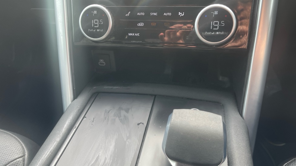 Land Rover Discovery 3.0 D300 R-Dynamic SE 5dr Auto Diesel Station Wagon - Image 13