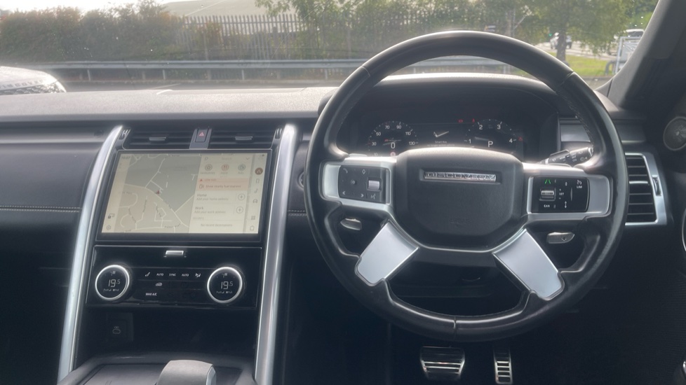 Land Rover Discovery 3.0 D300 R-Dynamic SE 5dr Auto Diesel Station Wagon - Image 15