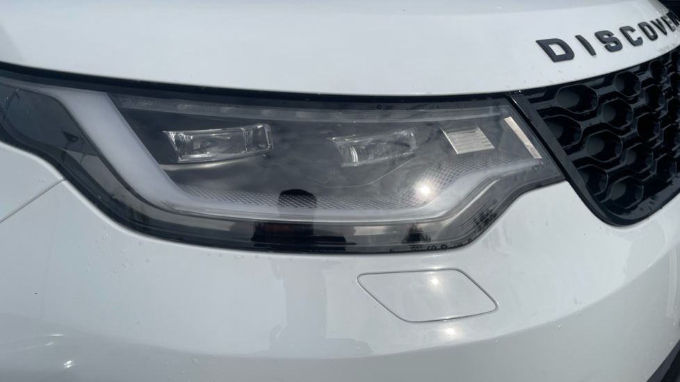 Land Rover Discovery 3.0 D300 R-Dynamic SE 5dr Auto Diesel Station Wagon - Image 17