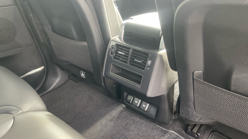 Land Rover Discovery 3.0 D300 R-Dynamic SE 5dr Auto Diesel Station Wagon - Image 18