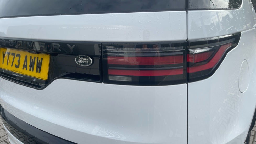 Land Rover Discovery 3.0 D300 R-Dynamic SE 5dr Auto Diesel Station Wagon - Image 19