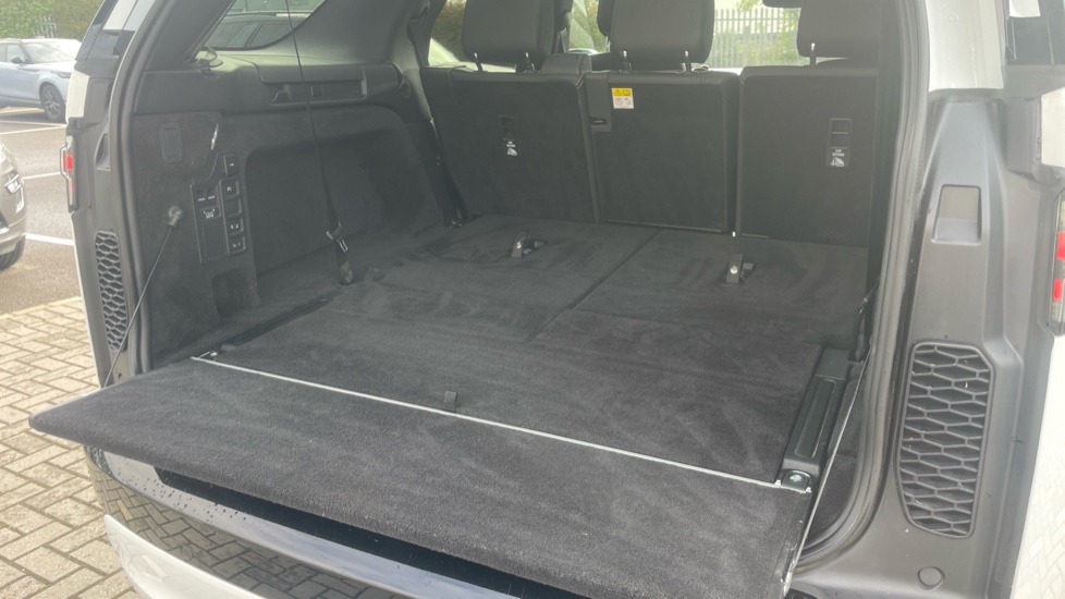 Land Rover Discovery 3.0 D300 R-Dynamic SE 5dr Auto Diesel Station Wagon - Image 21