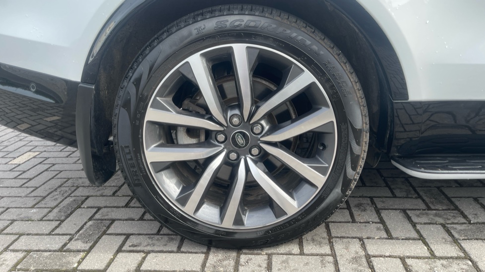 Land Rover Discovery 3.0 D300 R-Dynamic SE 5dr Auto Diesel Station Wagon - Image 24