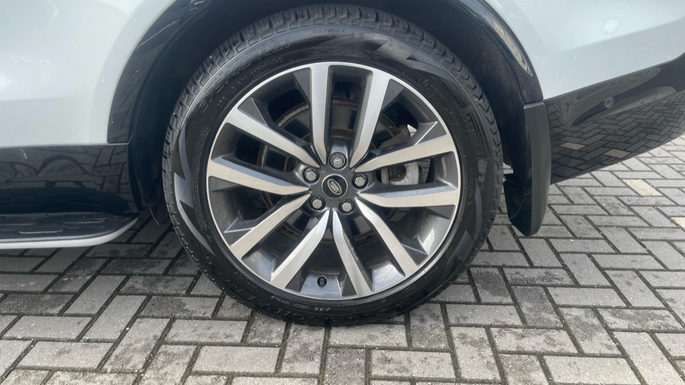 Land Rover Discovery 3.0 D300 R-Dynamic SE 5dr Auto Diesel Station Wagon - Image 26