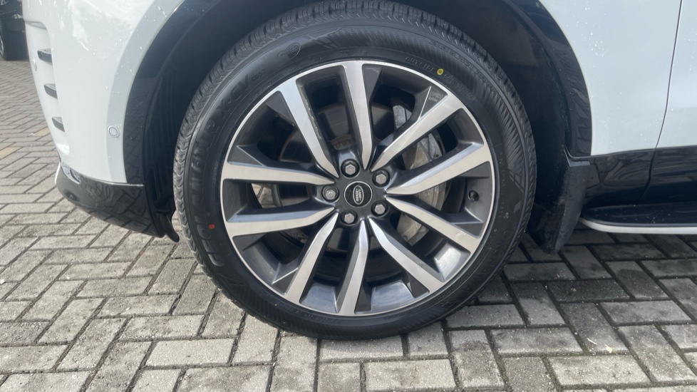 Land Rover Discovery 3.0 D300 R-Dynamic SE 5dr Auto Diesel Station Wagon - Image 27