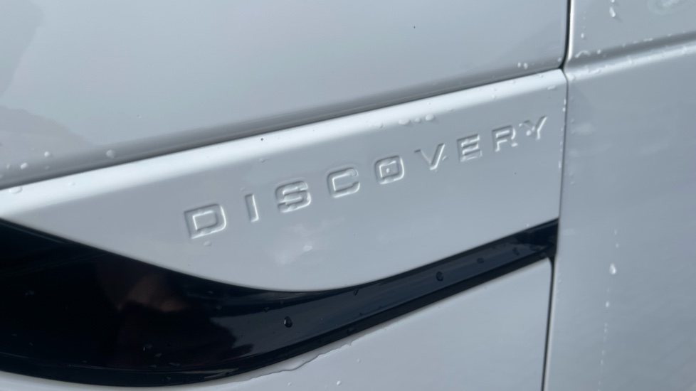 Land Rover Discovery 3.0 D300 R-Dynamic SE 5dr Auto Diesel Station Wagon - Image 28