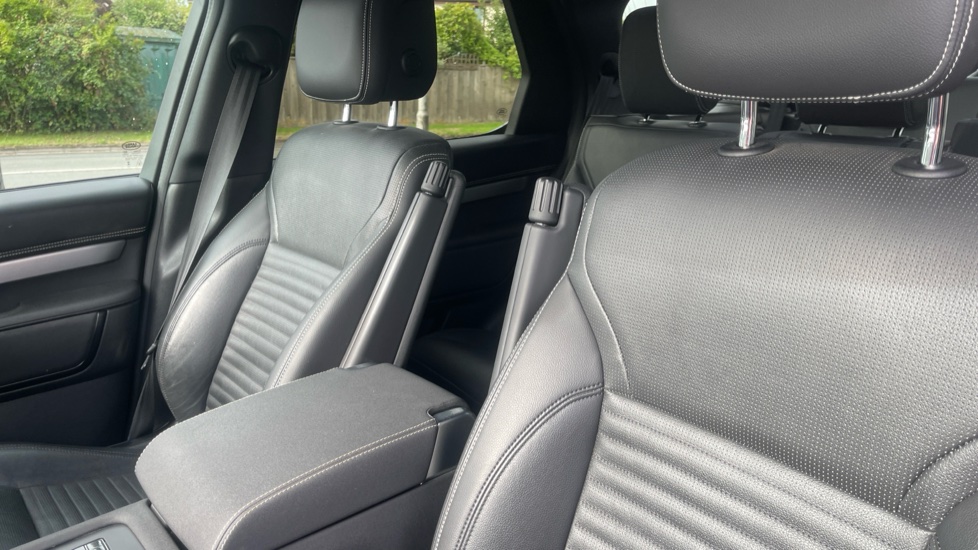 Land Rover Discovery 3.0 D300 R-Dynamic SE 5dr Auto Diesel Station Wagon - Image 30