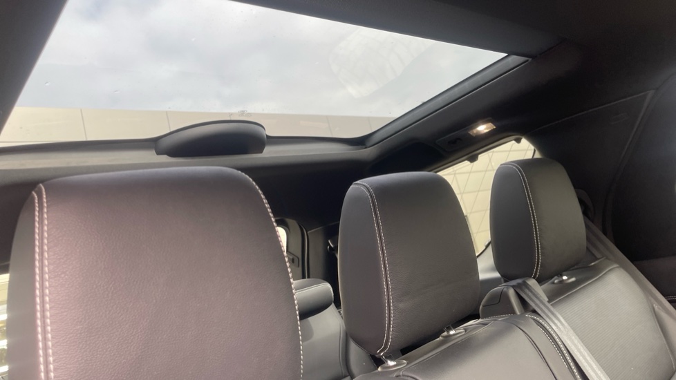 Land Rover Discovery 3.0 D300 R-Dynamic SE 5dr Auto Diesel Station Wagon - Image 31