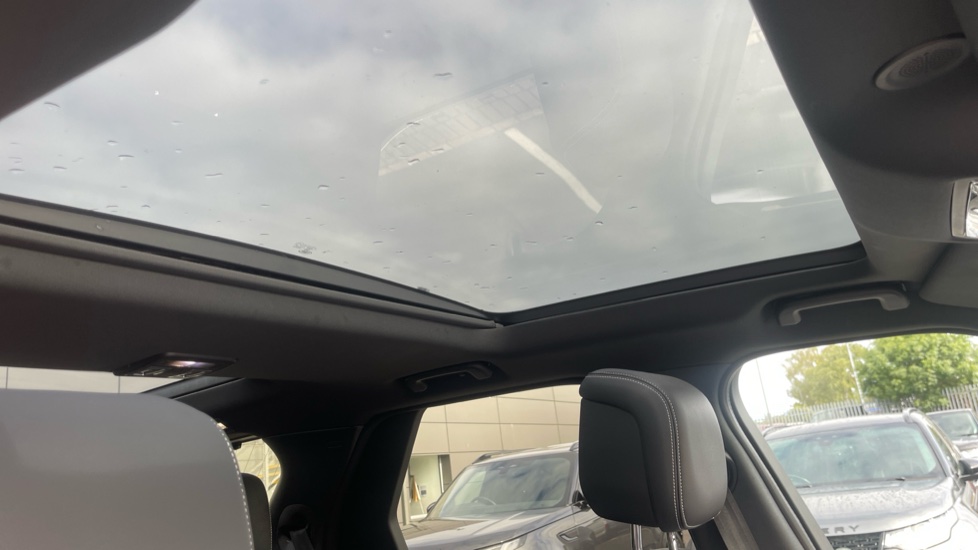 Land Rover Discovery 3.0 D300 R-Dynamic SE 5dr Auto Diesel Station Wagon - Image 32