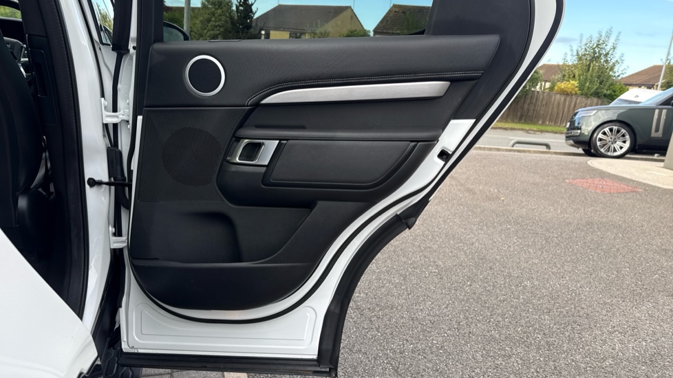 Land Rover Discovery 3.0 D300 R-Dynamic SE 5dr Auto Diesel Station Wagon - Image 35