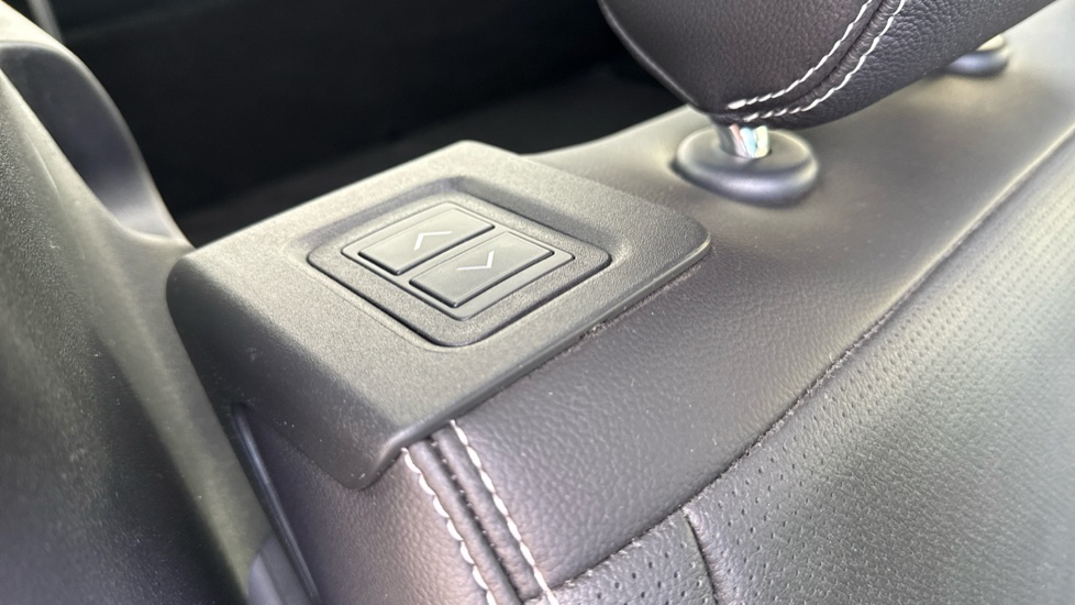 Land Rover Discovery 3.0 D300 R-Dynamic SE 5dr Auto Diesel Station Wagon - Image 36