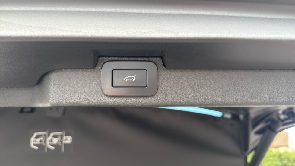 Land Rover Discovery 3.0 D300 R-Dynamic SE 5dr Auto Diesel Station Wagon - Image 37