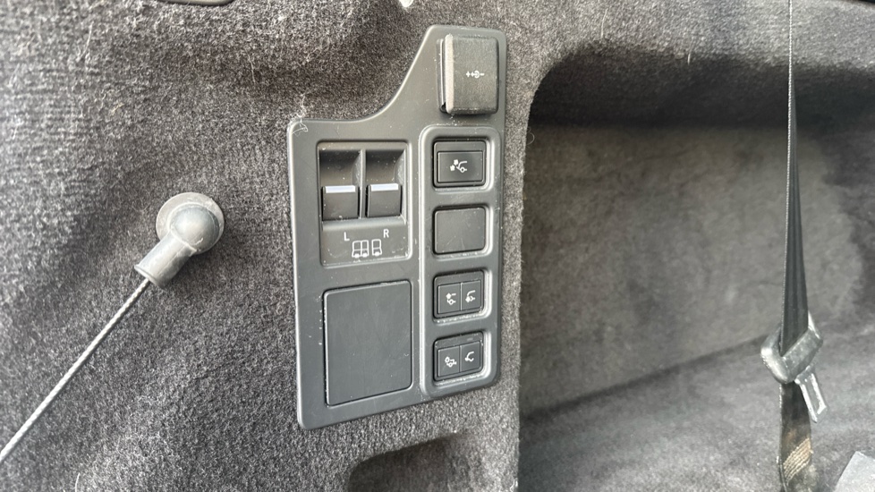 Land Rover Discovery 3.0 D300 R-Dynamic SE 5dr Auto Diesel Station Wagon - Image 38