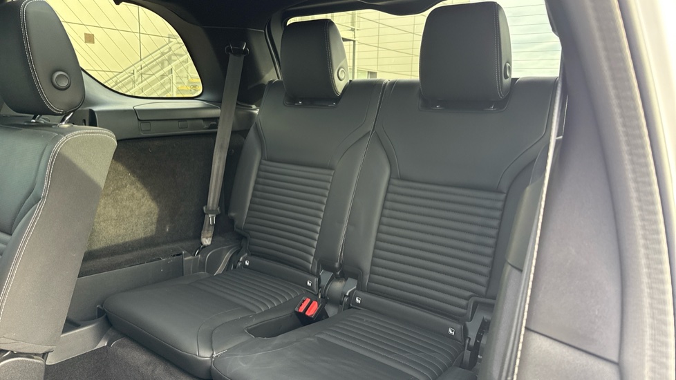 Land Rover Discovery 3.0 D300 R-Dynamic SE 5dr Auto Diesel Station Wagon - Image 39