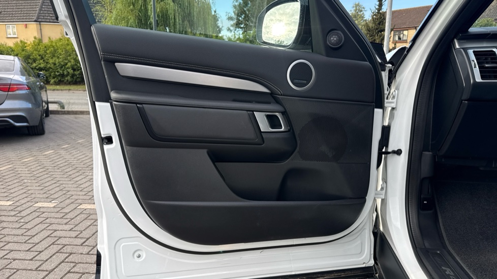 Land Rover Discovery 3.0 D300 R-Dynamic SE 5dr Auto Diesel Station Wagon - Image 40