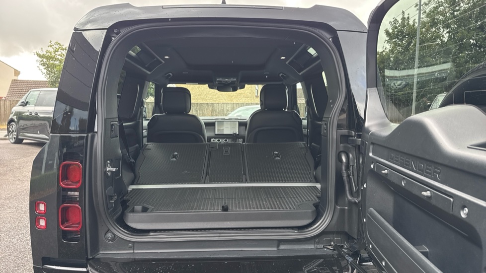 Land Rover Defender 3.0 D250 X-Dynamic HSE 90 3dr Auto Diesel Estate - Image 10