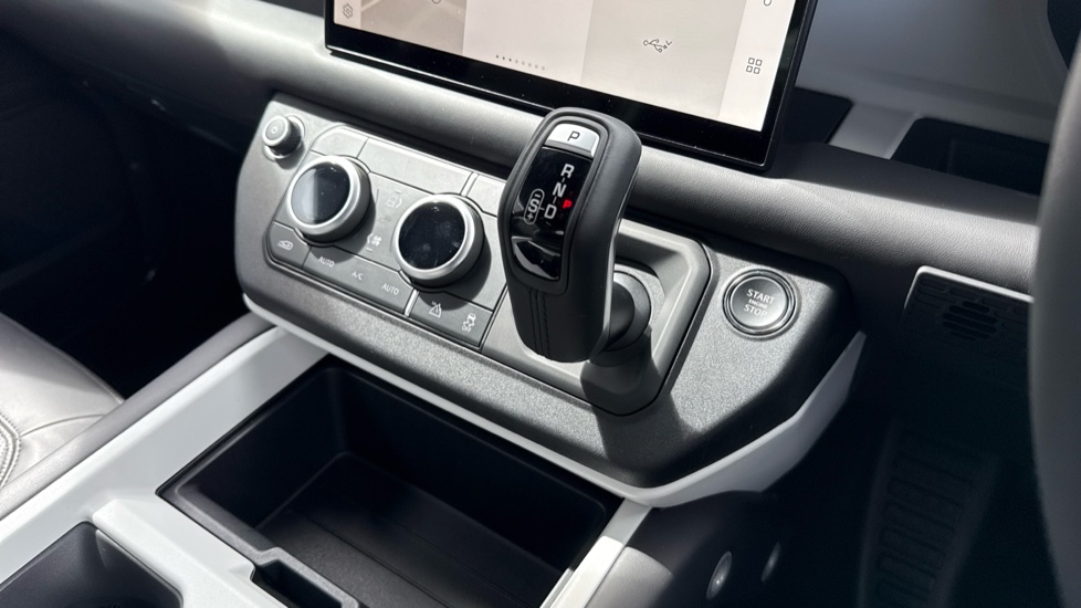 Land Rover Defender 3.0 D250 X-Dynamic HSE 90 3dr Auto Diesel Estate - Image 13
