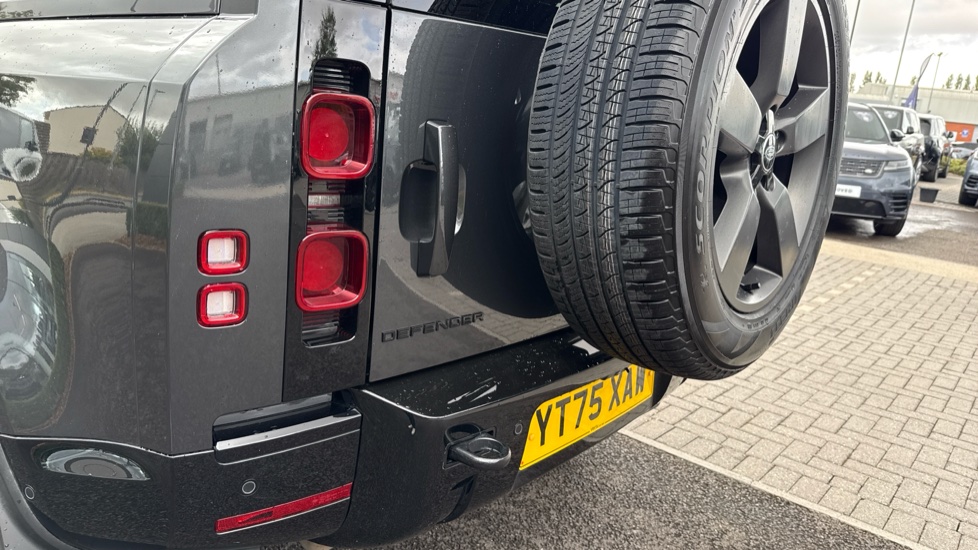 Land Rover Defender 3.0 D250 X-Dynamic HSE 90 3dr Auto Diesel Estate - Image 19
