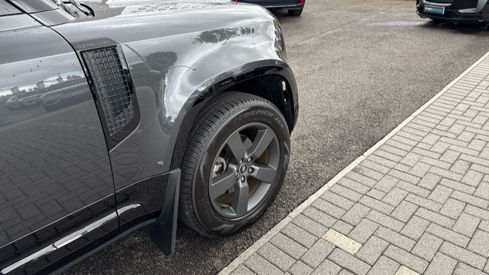 Land Rover Defender 3.0 D250 X-Dynamic HSE 90 3dr Auto Diesel Estate - Image 22