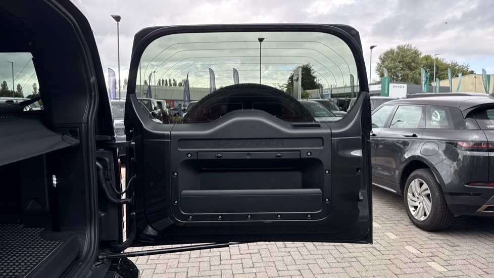 Land Rover Defender 3.0 D250 X-Dynamic HSE 90 3dr Auto Diesel Estate - Image 27