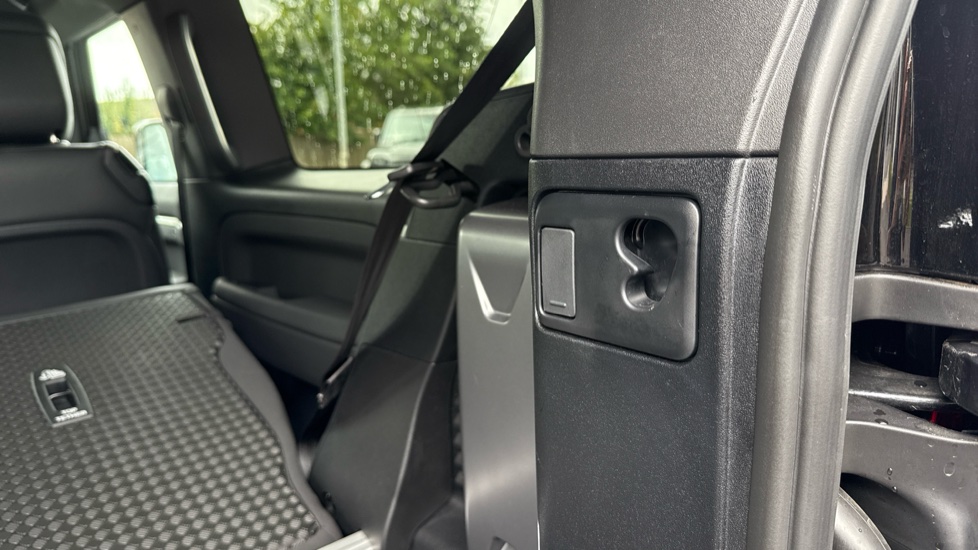 Land Rover Defender 3.0 D250 X-Dynamic HSE 90 3dr Auto Diesel Estate - Image 28