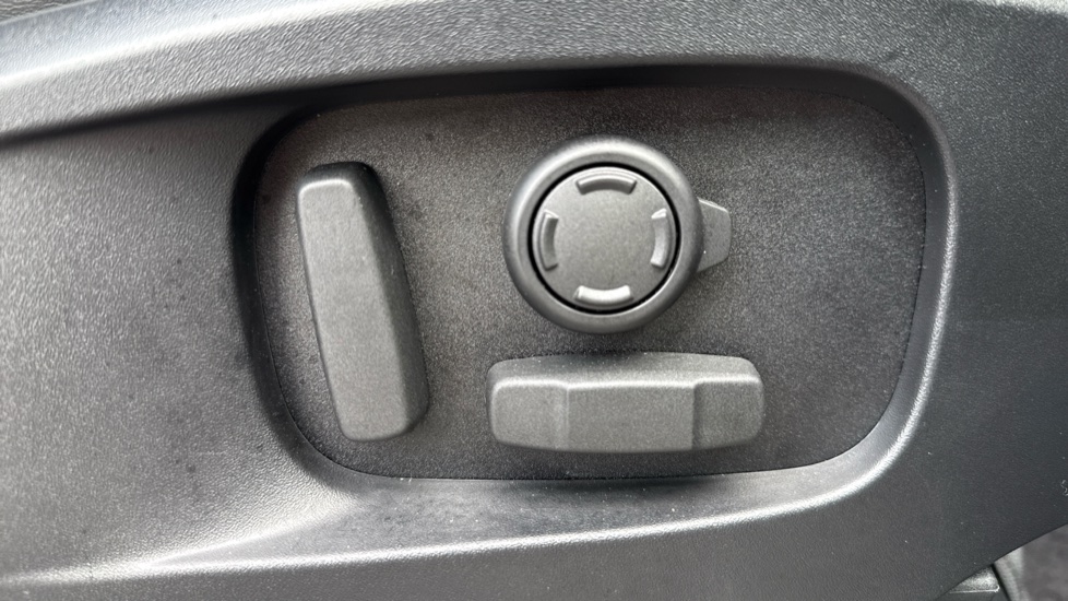 Land Rover Defender 3.0 D250 X-Dynamic HSE 90 3dr Auto Diesel Estate - Image 30