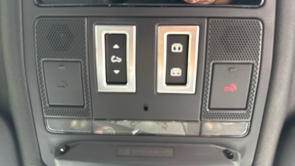 Land Rover Defender 3.0 D250 X-Dynamic HSE 90 3dr Auto Diesel Estate - Image 33