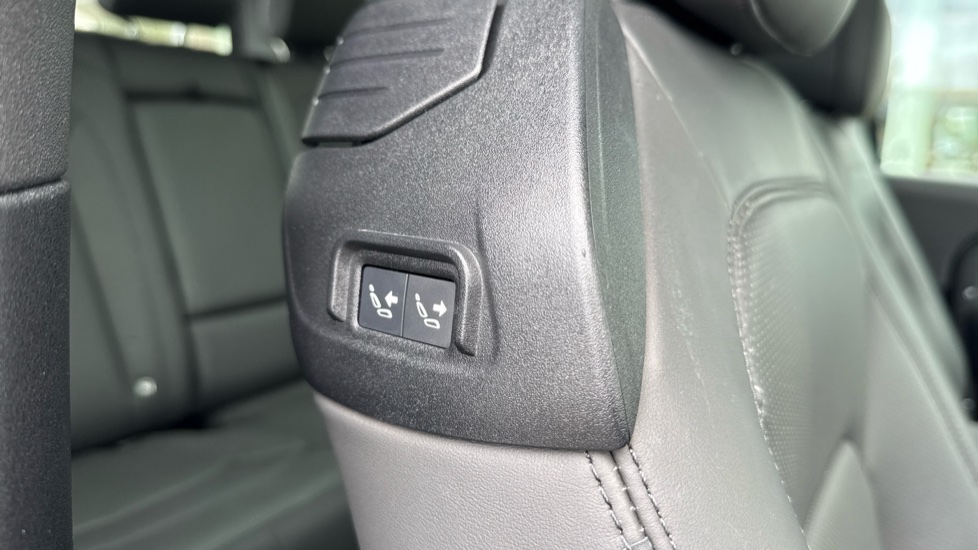 Land Rover Defender 3.0 D250 X-Dynamic HSE 90 3dr Auto Diesel Estate - Image 34