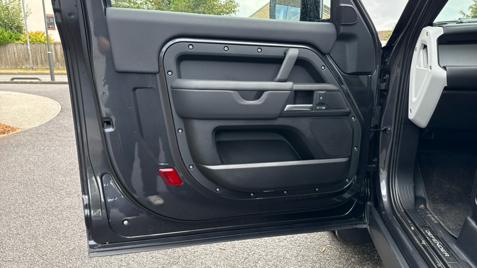 Land Rover Defender 3.0 D250 X-Dynamic HSE 90 3dr Auto Diesel Estate - Image 36