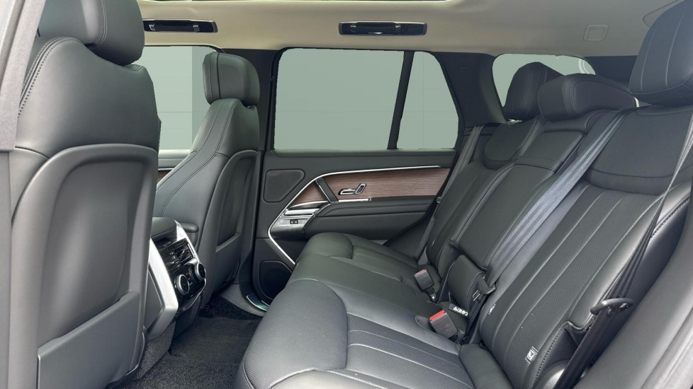 Land Rover Range Rover 3.0 D300 HSE 4dr Auto Diesel Estate - Image 4