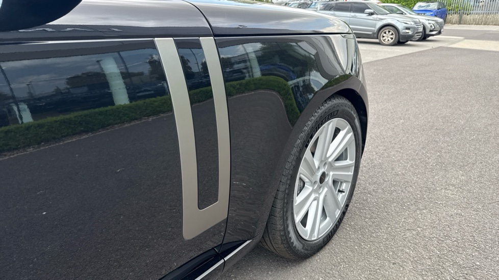 Land Rover Range Rover 3.0 D300 HSE 4dr Auto Diesel Estate - Image 24