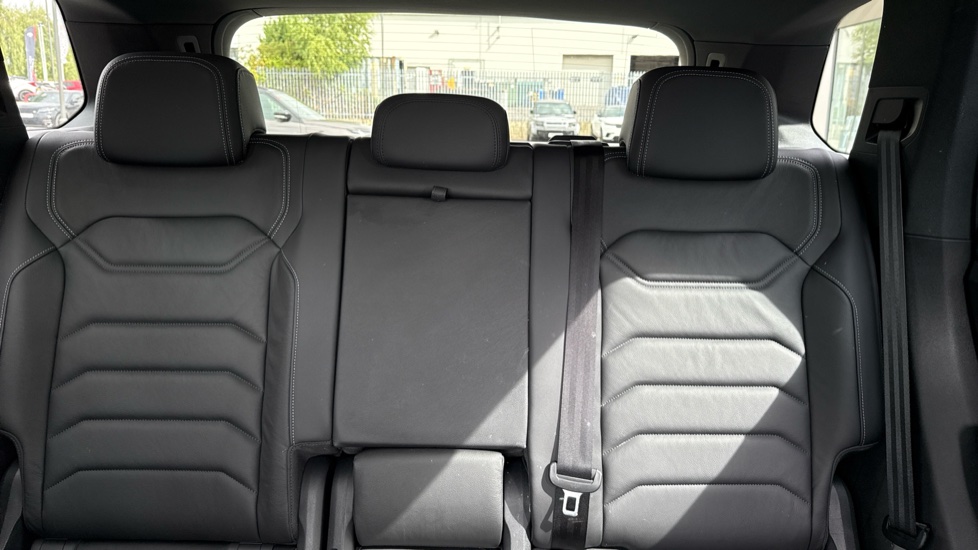 Volkswagen Touareg 3.0 V6 TDI 4Motion 286 Black Edition 5dr Tip Auto Diesel Estate - Image 15