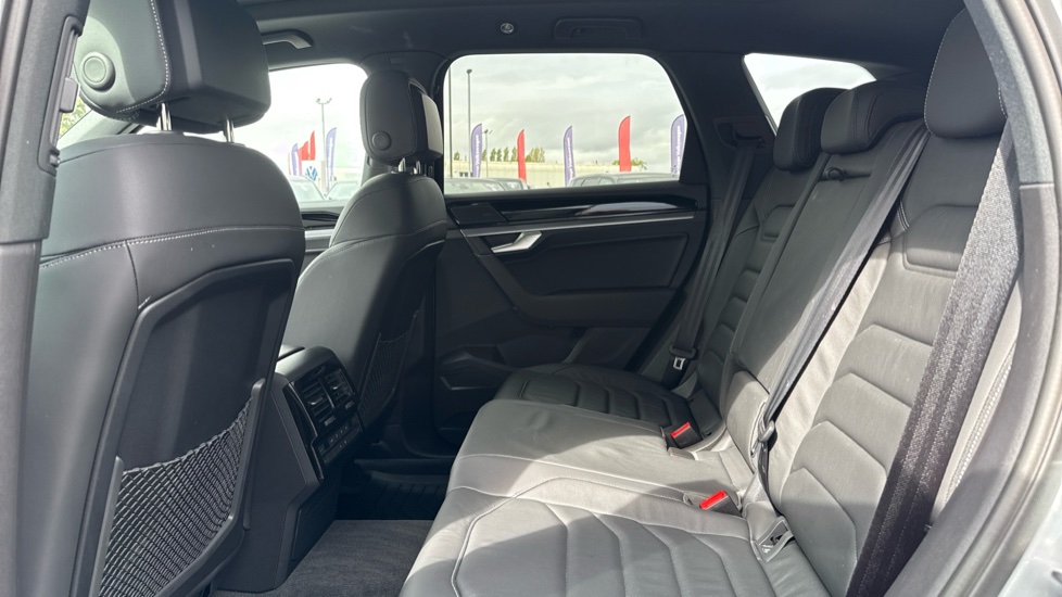 Volkswagen Touareg 3.0 V6 TDI 4Motion 286 Black Edition 5dr Tip Auto Diesel Estate - Image 16