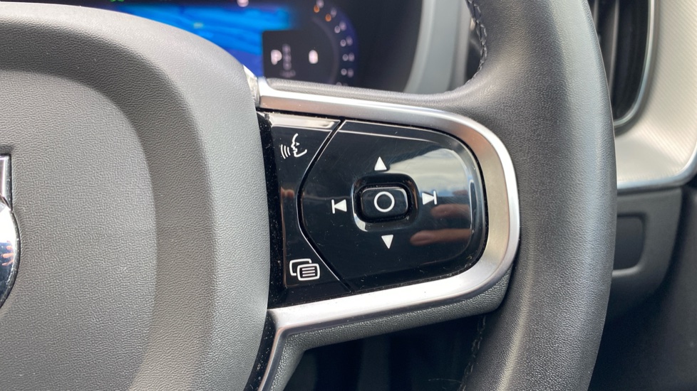 Volvo XC60 2.0 B5P Plus Dark 5dr AWD Geartronic Petrol Estate - Image 29