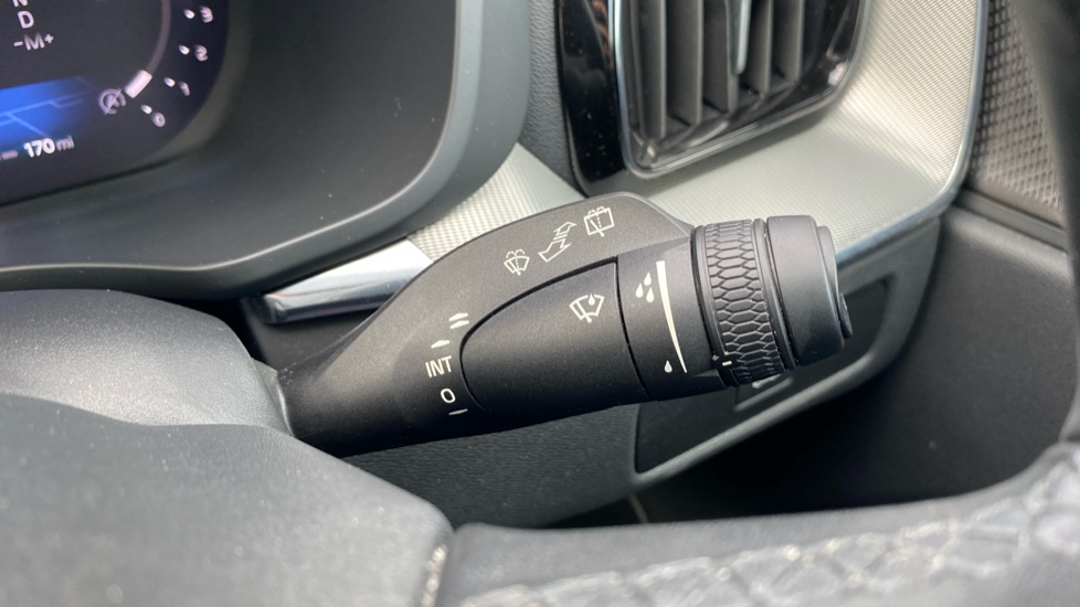 Volvo XC60 2.0 B5P Plus Dark 5dr AWD Geartronic Petrol Estate - Image 30