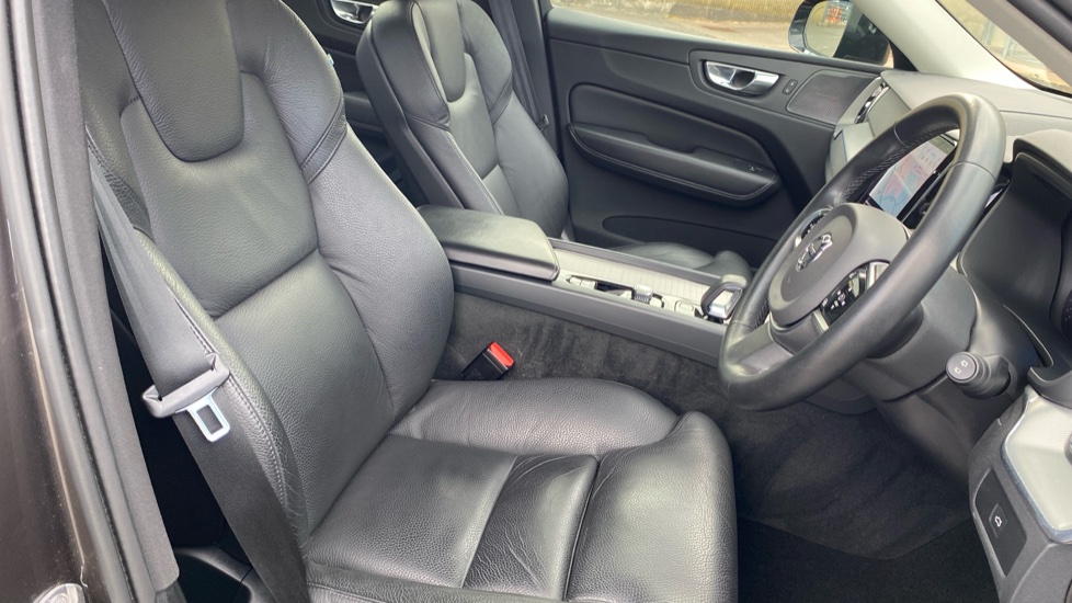 Volvo XC60 2.0 B5P Plus Dark 5dr AWD Geartronic Petrol Estate - Image 38