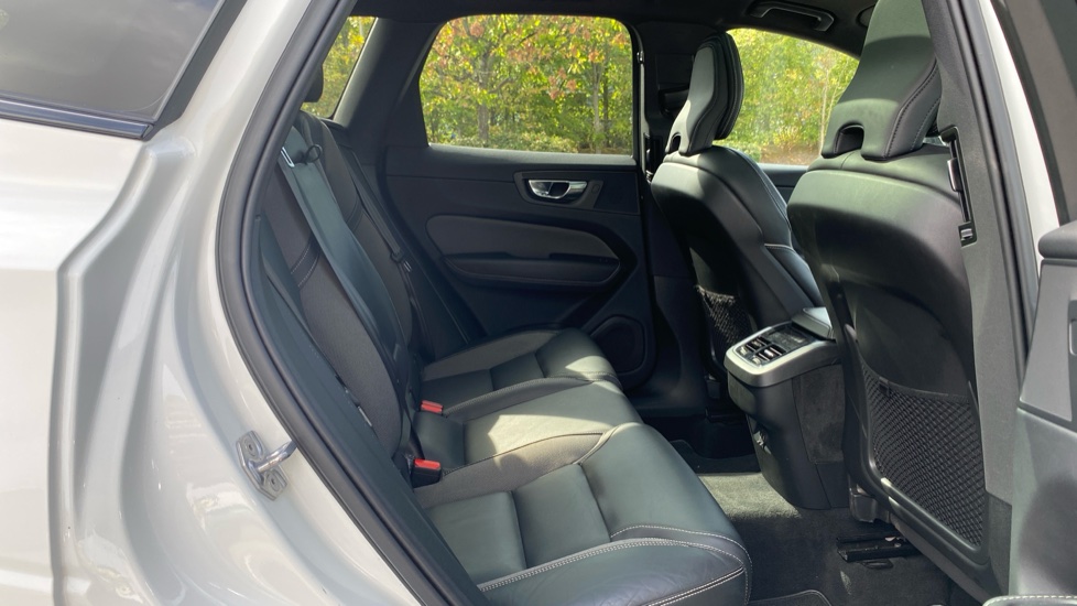 Volvo XC60 2.0 B4D R DESIGN 5dr AWD Geartronic Diesel Estate - Image 7