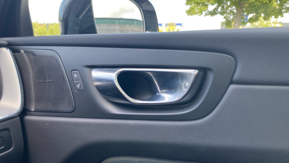 Volvo XC60 2.0 B4D R DESIGN 5dr AWD Geartronic Diesel Estate - Image 32