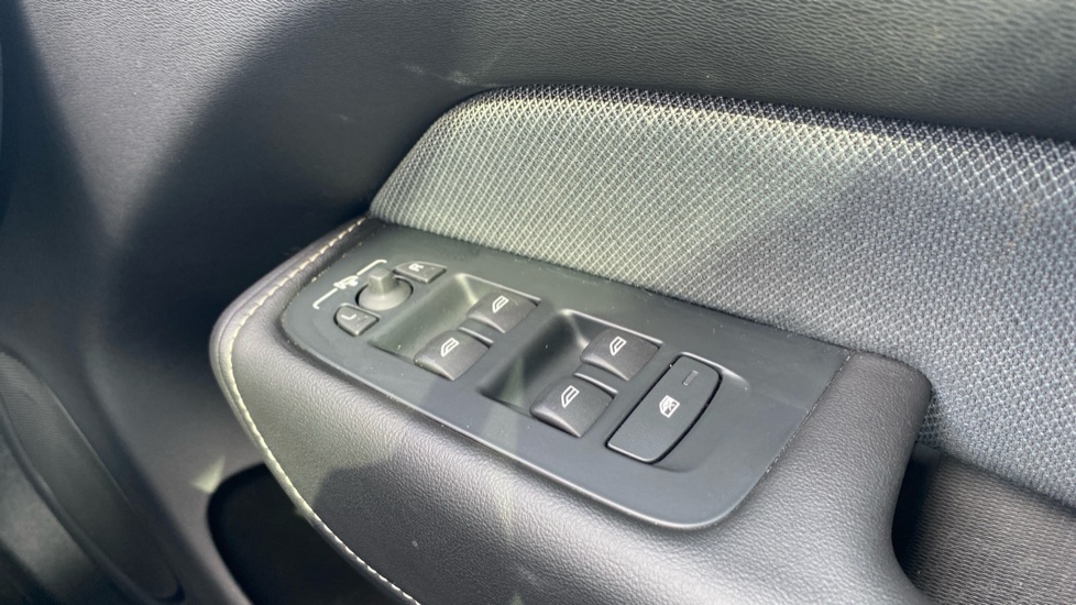 Volvo XC60 2.0 B4D R DESIGN 5dr AWD Geartronic Diesel Estate - Image 33