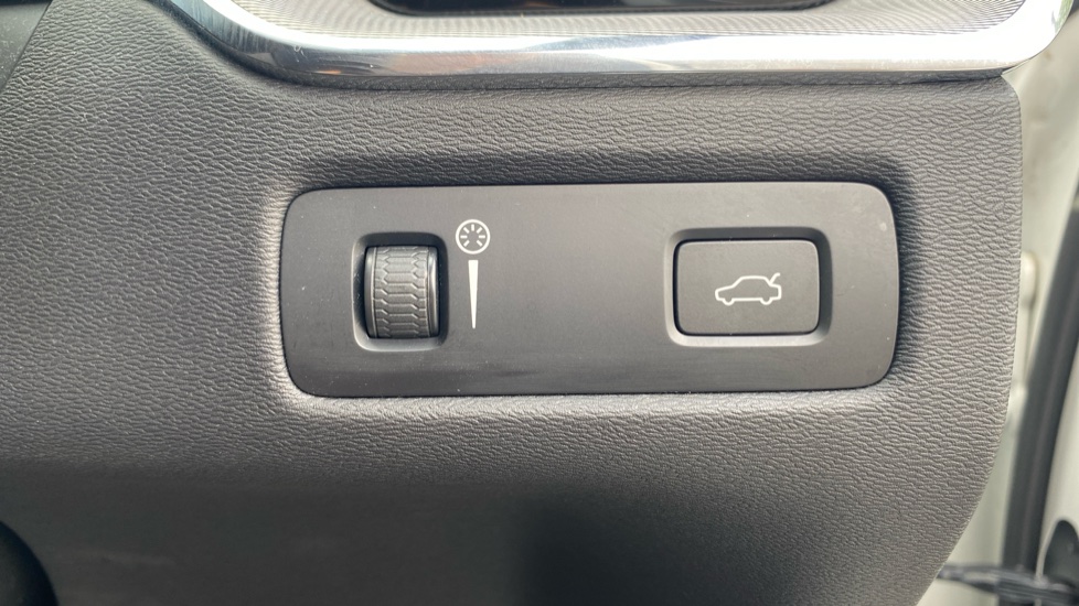 Volvo XC60 2.0 B4D R DESIGN 5dr AWD Geartronic Diesel Estate - Image 34