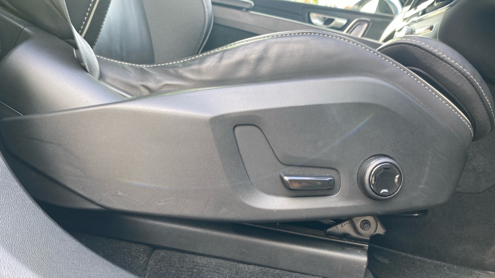 Volvo XC60 2.0 B4D R DESIGN 5dr AWD Geartronic Diesel Estate - Image 35