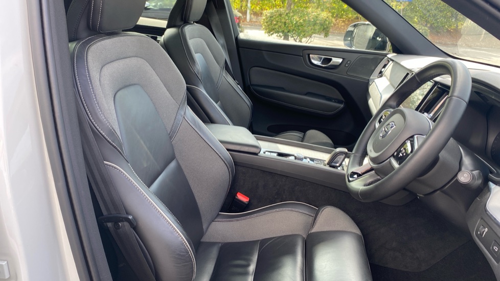 Volvo XC60 2.0 B4D R DESIGN 5dr AWD Geartronic Diesel Estate - Image 36