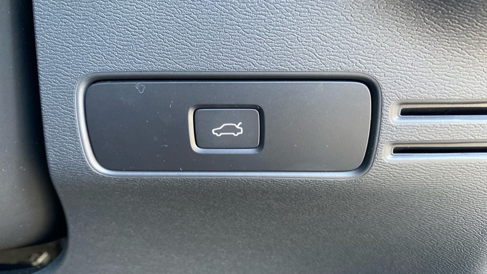 Volvo XC40 2.0 B3P Plus Dark 5dr Auto Petrol Estate - Image 33