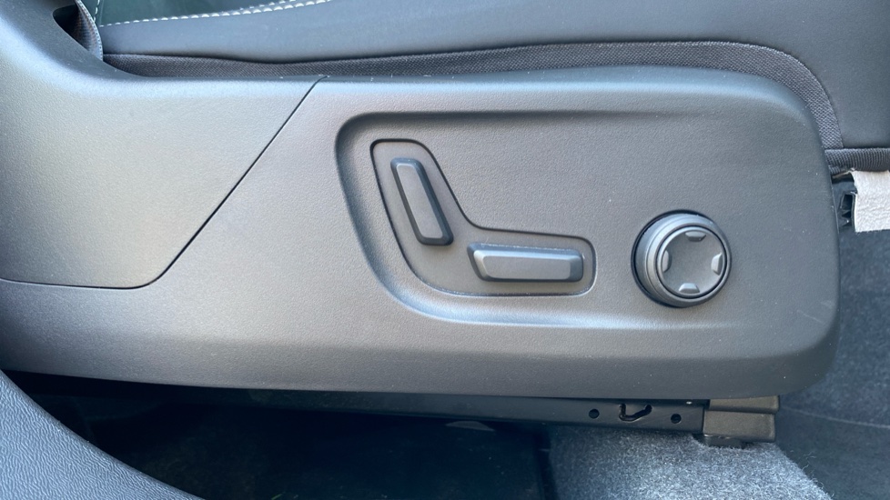 Volvo XC40 2.0 B3P Plus Dark 5dr Auto Petrol Estate - Image 34