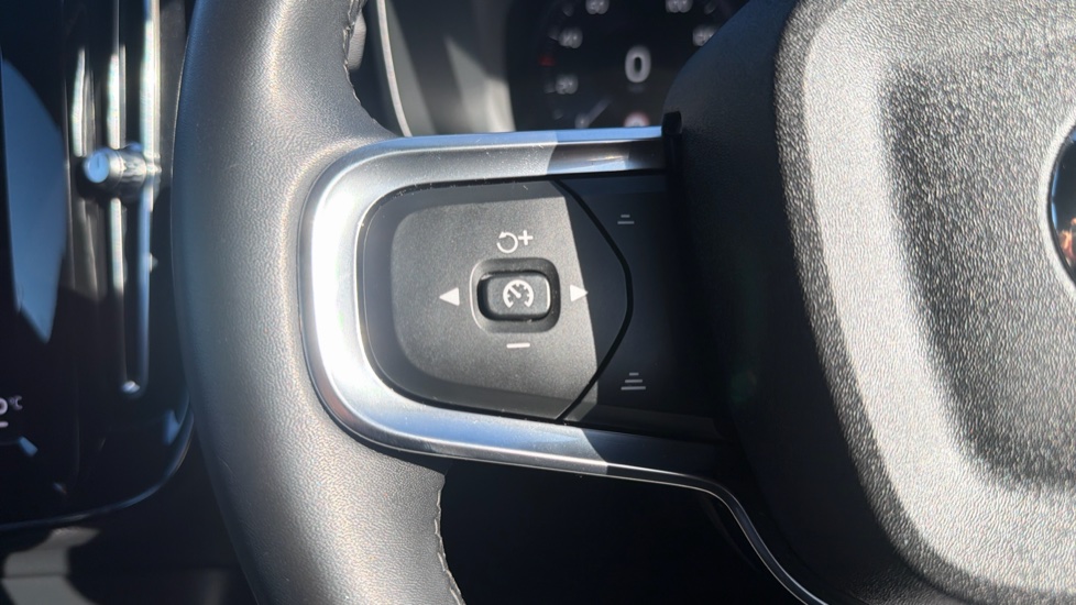 Volvo XC40 1.5 T4 Recharge PHEV Plus Dark 5dr Auto Estate - Image 30